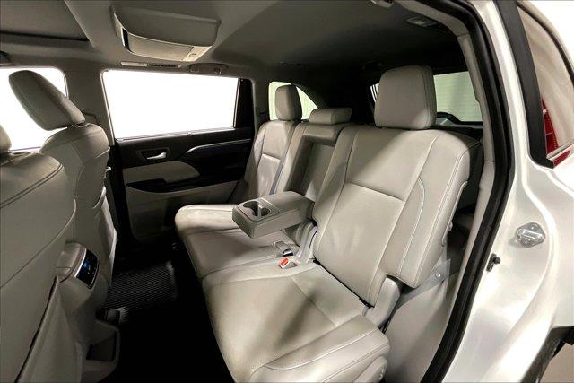 Photo of 2019 Blizzard Pearl Toyota Highlander