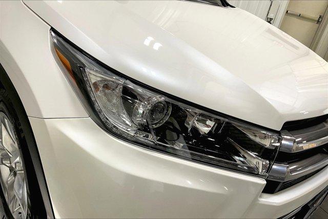 Photo of 2019 Blizzard Pearl Toyota Highlander