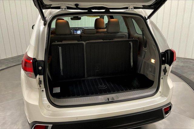 Photo of 2019 Blizzard Pearl Toyota Highlander