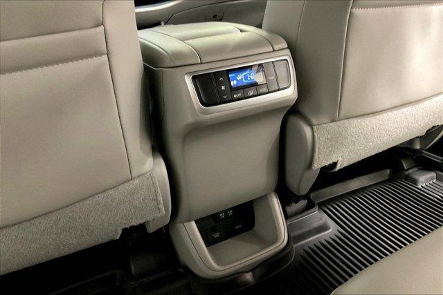 Photo of 2019 Blizzard Pearl Toyota Highlander