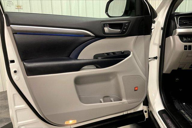 Photo of 2019 Blizzard Pearl Toyota Highlander