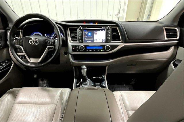 Photo of 2019 Blizzard Pearl Toyota Highlander