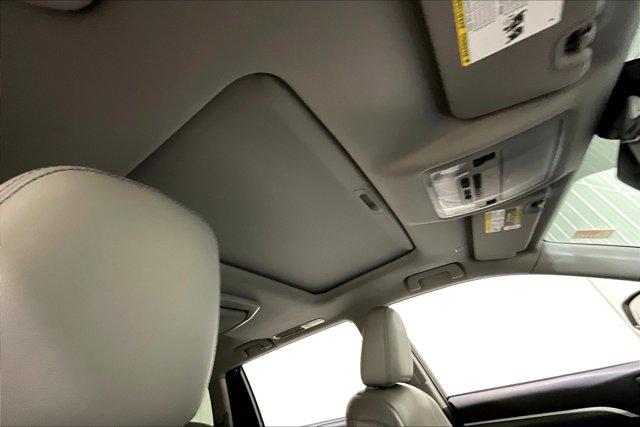 Photo of 2019 Blizzard Pearl Toyota Highlander