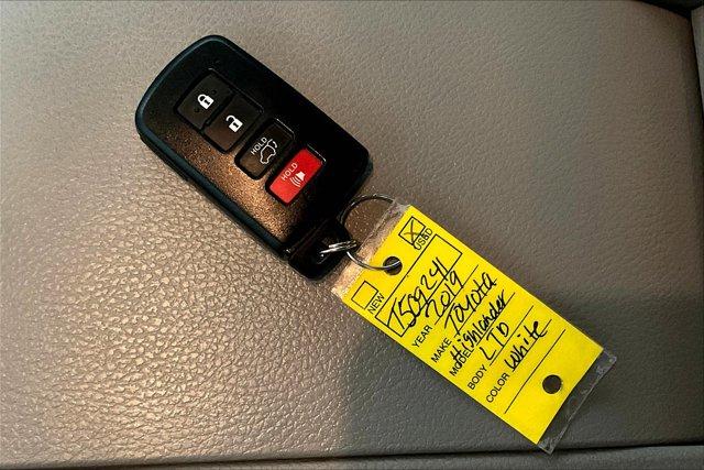 Photo of 2019 Blizzard Pearl Toyota Highlander