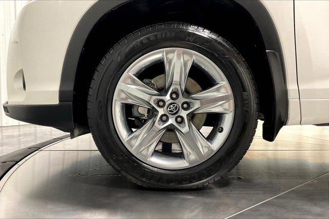 Photo of 2019 Blizzard Pearl Toyota Highlander