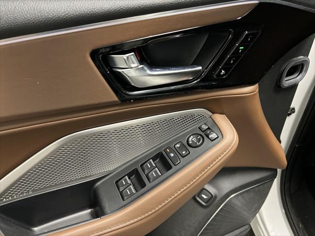 Photo of 2024 White Acura MDX