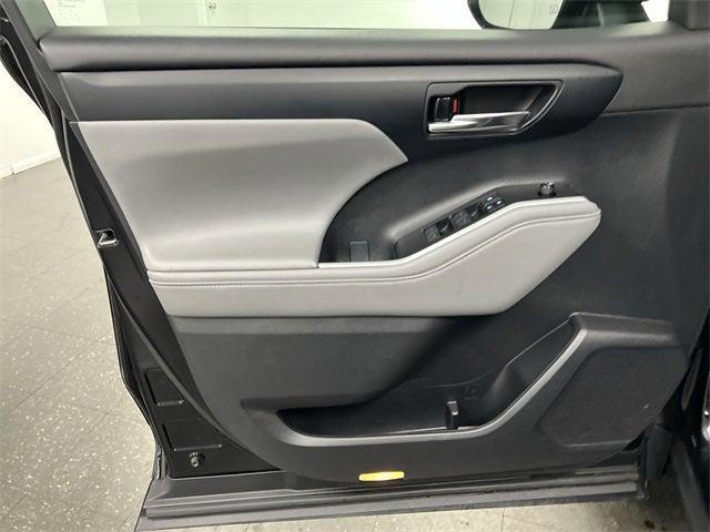 Photo of 2021 Black Toyota Highlander