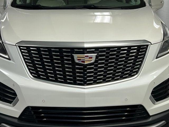 Photo of 2022 Crystal White Tricoat Cadillac XT5
