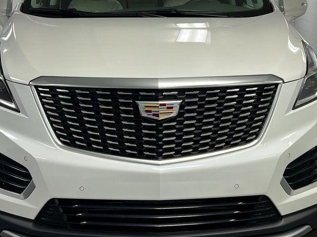Photo of 2022 Crystal White Tricoat Cadillac XT5