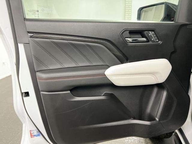 Photo of 2023 Summit White GMC Canyon