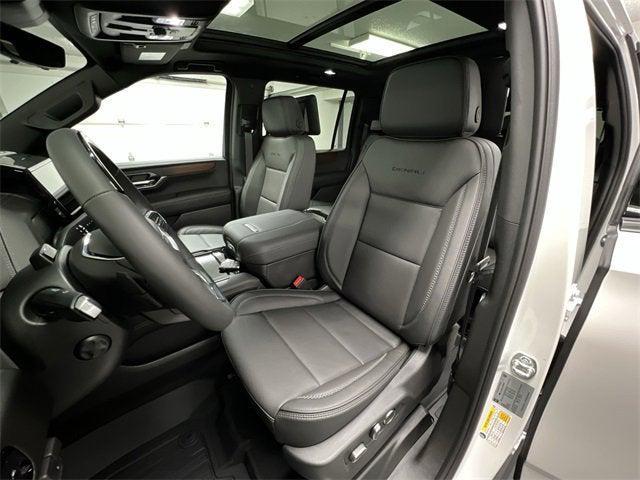 Photo of 2025 White Frost Tricoat GMC Yukon XL