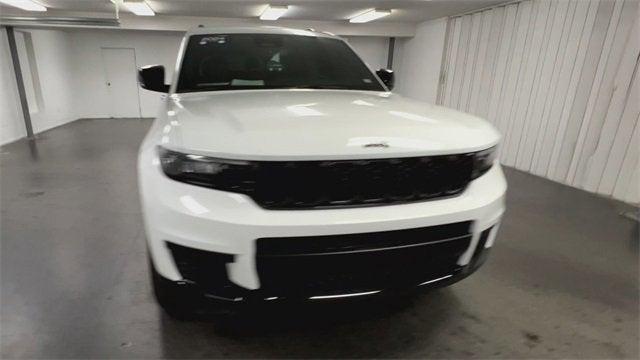 Photo of 2024 White Jeep Grand Cherokee L
