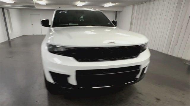 Photo of 2024 White Jeep Grand Cherokee L