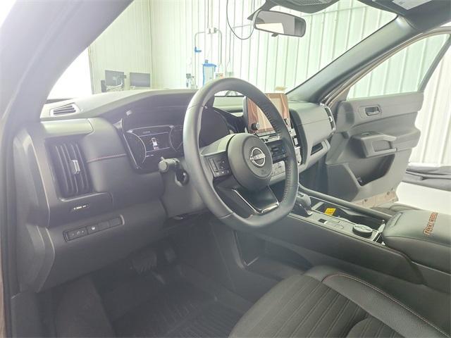 Photo of 2024 2t Tan Blk Roof Nissan Pathfinder