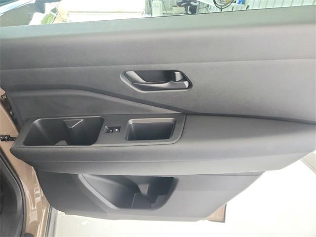 Photo of 2024 2t Tan Blk Roof Nissan Pathfinder