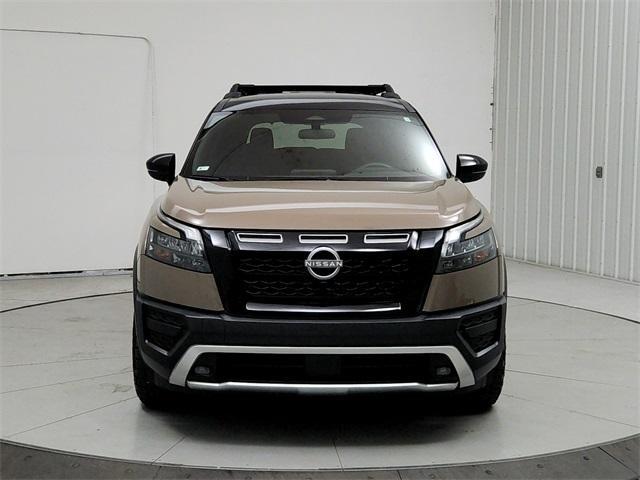Photo of 2024 2t Tan Blk Roof Nissan Pathfinder