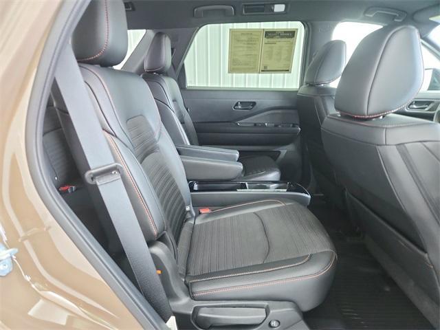 Photo of 2024 2t Tan Blk Roof Nissan Pathfinder