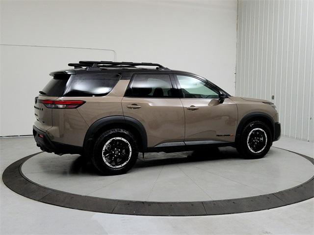 Photo of 2024 2t Tan Blk Roof Nissan Pathfinder