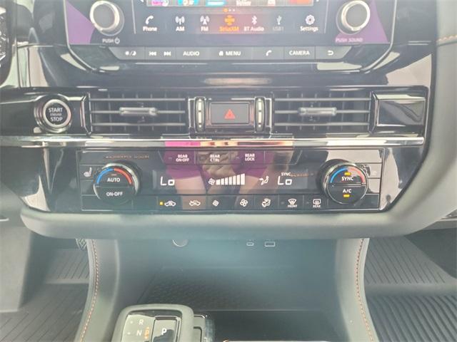 Photo of 2024 2t Tan Blk Roof Nissan Pathfinder