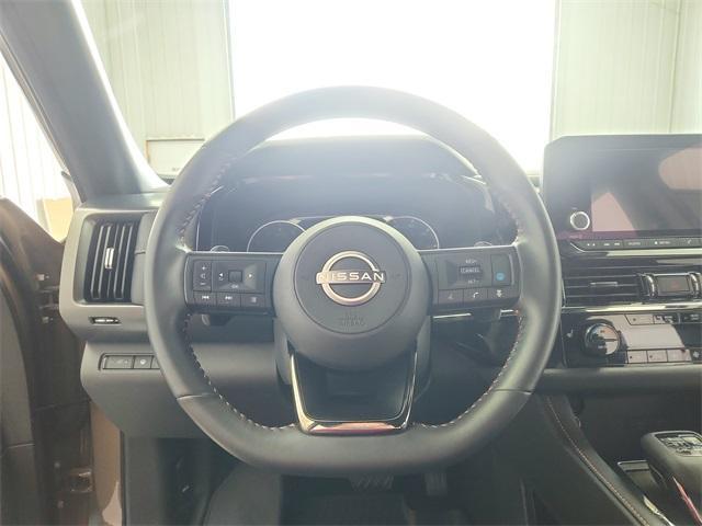Photo of 2024 2t Tan Blk Roof Nissan Pathfinder