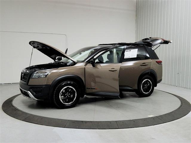 Photo of 2024 2t Tan Blk Roof Nissan Pathfinder