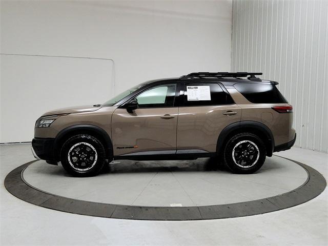 Photo of 2024 2t Tan Blk Roof Nissan Pathfinder