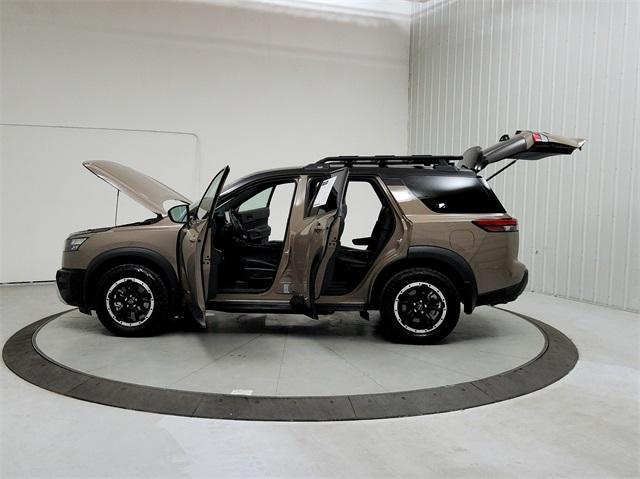 Photo of 2024 2t Tan Blk Roof Nissan Pathfinder
