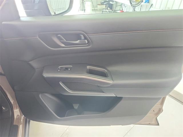 Photo of 2024 2t Tan Blk Roof Nissan Pathfinder