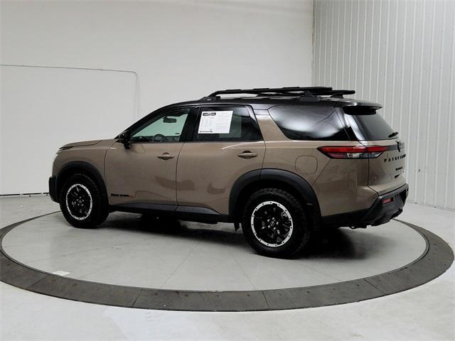 Photo of 2024 2t Tan Blk Roof Nissan Pathfinder