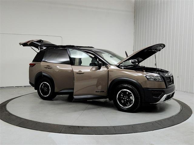 Photo of 2024 2t Tan Blk Roof Nissan Pathfinder