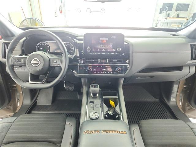 Photo of 2024 2t Tan Blk Roof Nissan Pathfinder