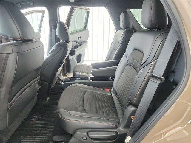 Photo of 2024 2t Tan Blk Roof Nissan Pathfinder