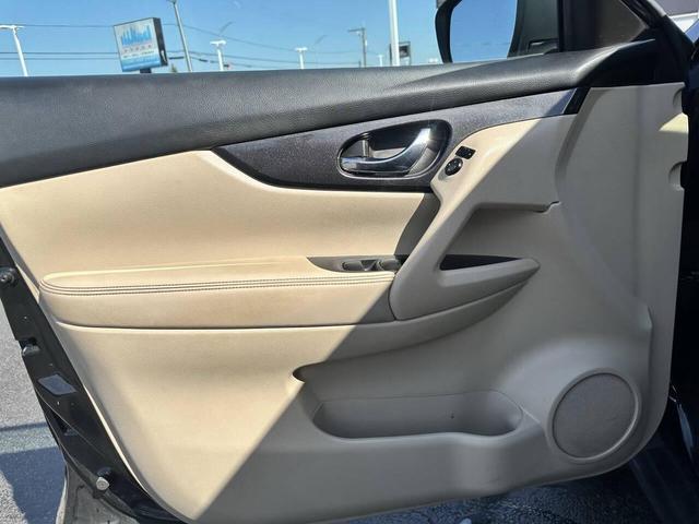 Photo of 2017 Magnetic Black Nissan Rogue
