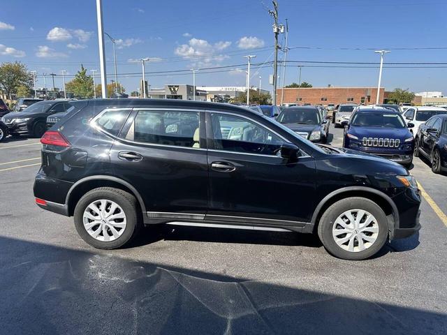 Photo of 2017 Magnetic Black Nissan Rogue