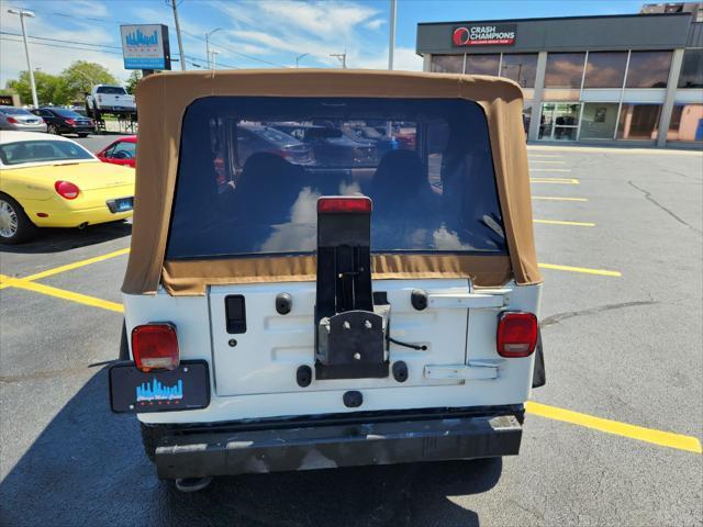 Photo of 2001 White Jeep Wrangler