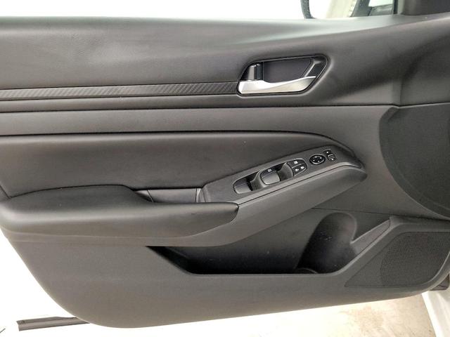 Photo of 2022 White Nissan Altima