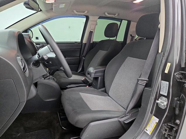 Photo of 2016 Gray Jeep Compass