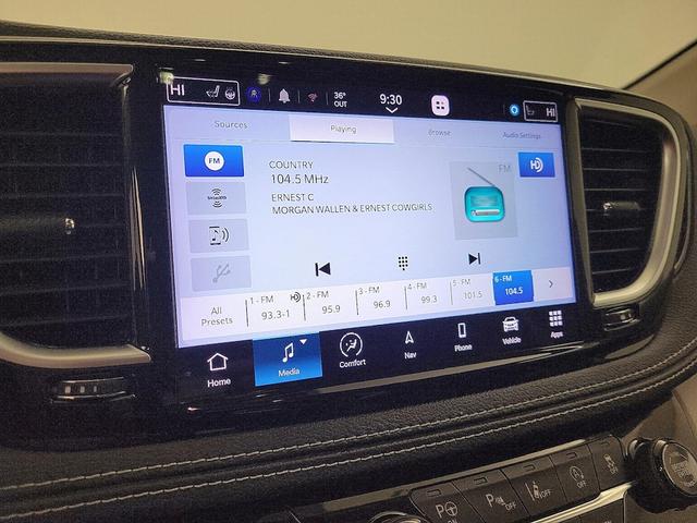 Photo of 2022 Gray Chrysler Pacifica