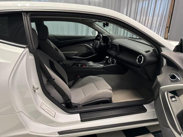 Photo of 2023 Summit White Chevrolet Camaro