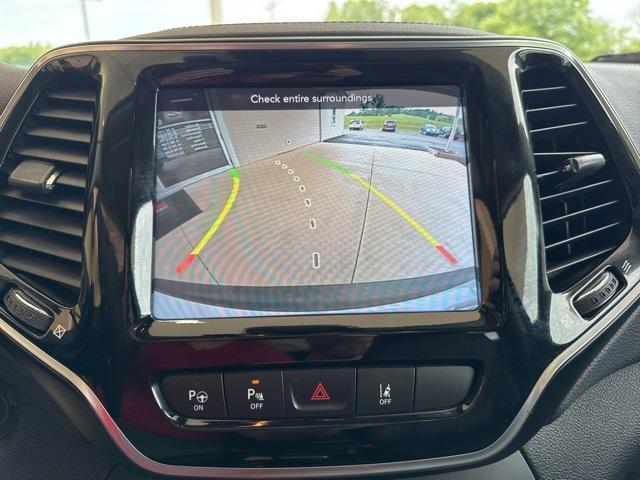 Photo of 2021 Bright White Clearcoat Jeep Cherokee