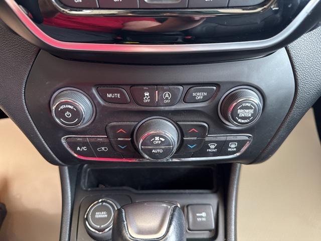 Photo of 2021 Bright White Clearcoat Jeep Cherokee