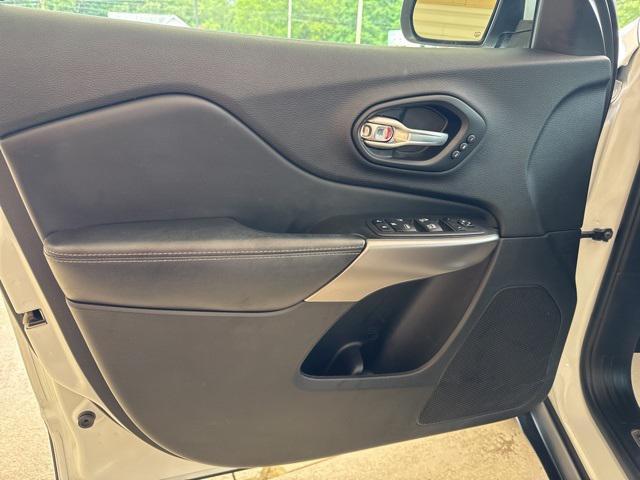Photo of 2021 Bright White Clearcoat Jeep Cherokee
