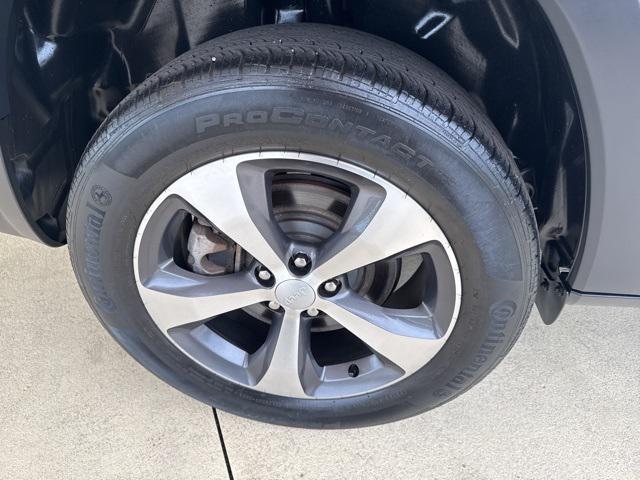 Photo of 2021 Bright White Clearcoat Jeep Cherokee
