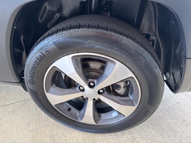 Photo of 2021 Bright White Clearcoat Jeep Cherokee