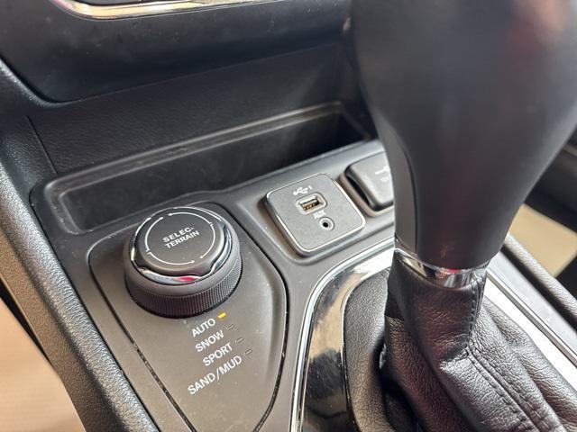Photo of 2021 Bright White Clearcoat Jeep Cherokee