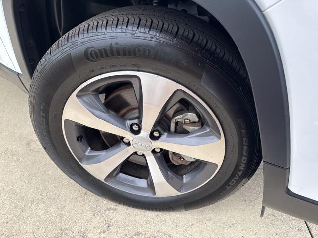 Photo of 2021 Bright White Clearcoat Jeep Cherokee