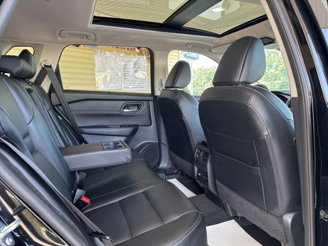 Photo of 2024 Super Black Nissan Rogue