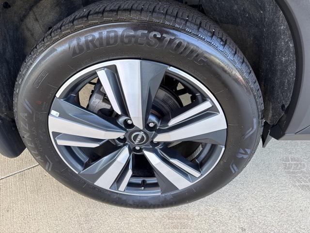 Photo of 2024 Super Black Nissan Rogue
