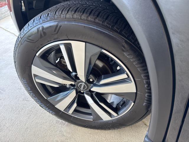 Photo of 2024 Super Black Nissan Rogue