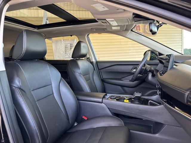 Photo of 2024 Super Black Nissan Rogue